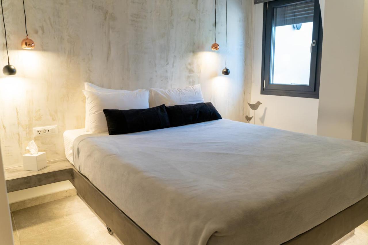 George & Joanna Suites Santorini Fira  Extérieur photo
