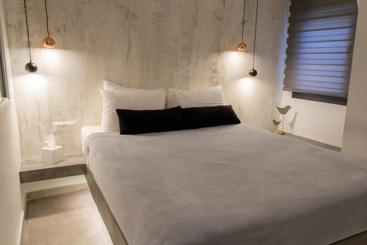 George & Joanna Suites Santorini Fira  Extérieur photo