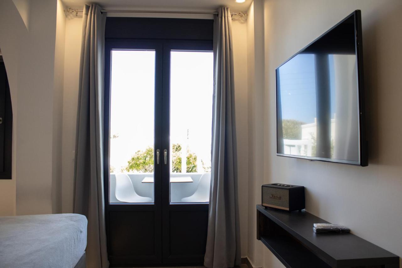 George & Joanna Suites Santorini Fira  Extérieur photo
